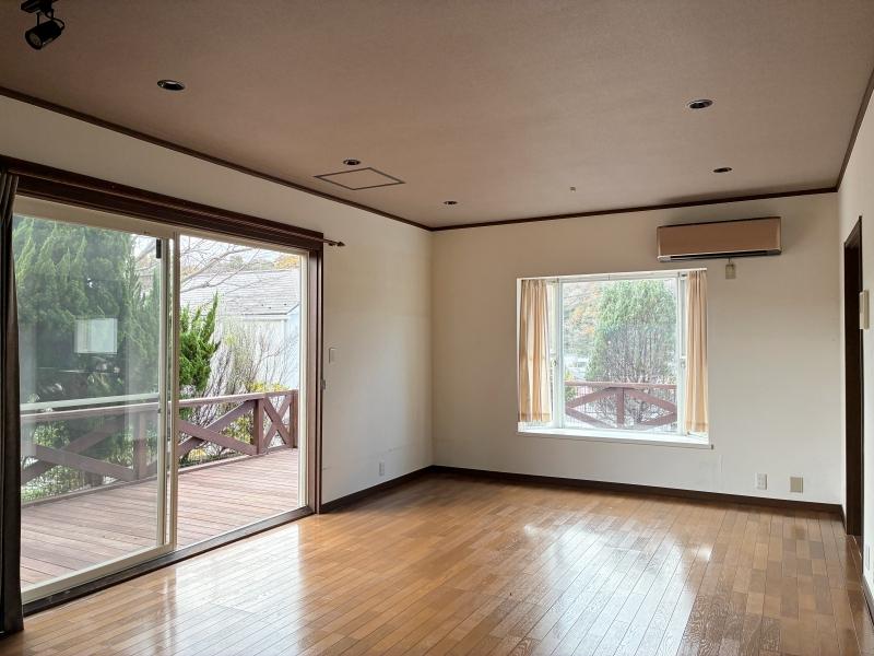 葉山町一色の賃貸物件/1階 LDK｜17帖の部屋ですが、デッキも続くのでそれ以上に広く感じます