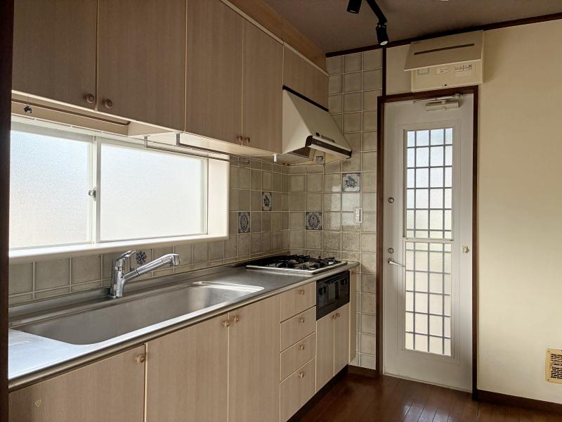 葉山町一色の賃貸物件/1階 キッチン｜周囲に建物が接していないので、自然光で十分な明るさ