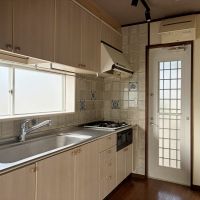 葉山町一色の賃貸物件/1階 キッチン｜周囲に建物が接していないので、自然光で十分な明るさ