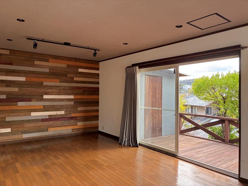 葉山町一色の賃貸物件/1階 LDK｜室内にいても感じる開放感。高台にあるのでデッキの更にその先まで視線が抜けます