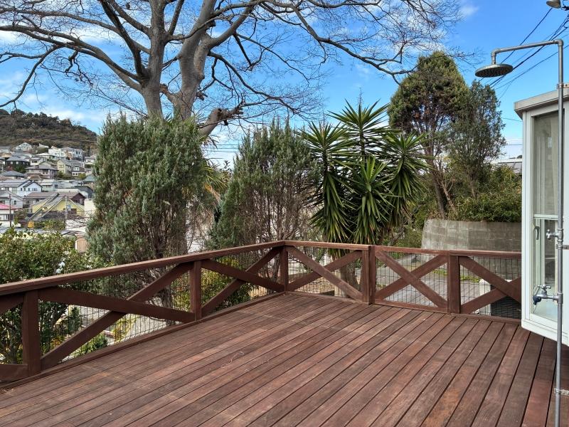 葉山町一色の賃貸物件/デッキ｜高台にあるので、見晴らしのよい開放的な外スペース。シャワーもついてます