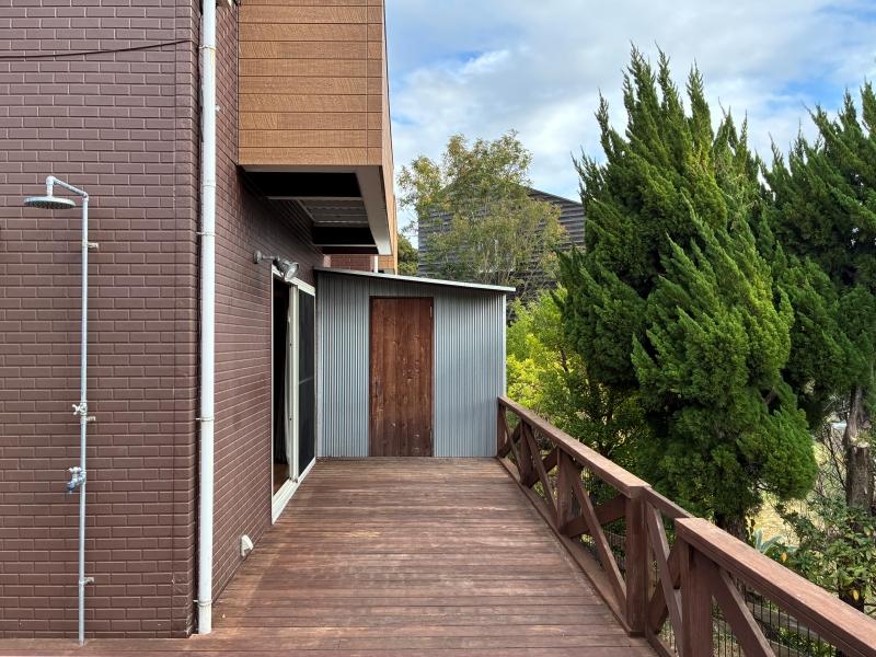 葉山町一色の賃貸物件/デッキ｜奥にポツンと見えるのが物置