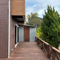 葉山町一色の賃貸物件/デッキ｜奥にポツンと見えるのが物置