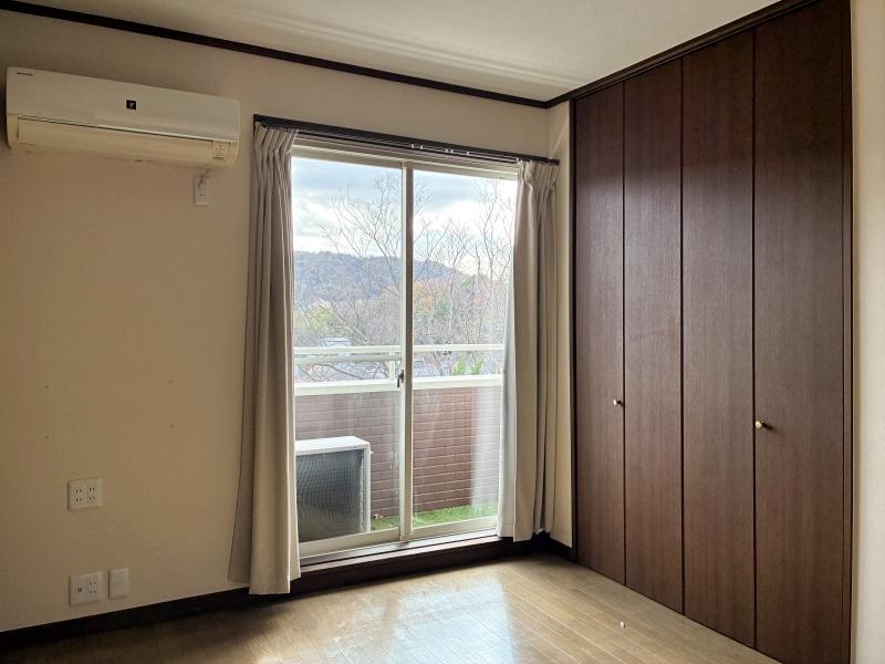 葉山町一色の賃貸物件/2階 洋室2｜窓の向こうには下山口の山並みが