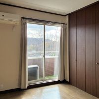 葉山町一色の賃貸物件/2階 洋室2｜窓の向こうには下山口の山並みが