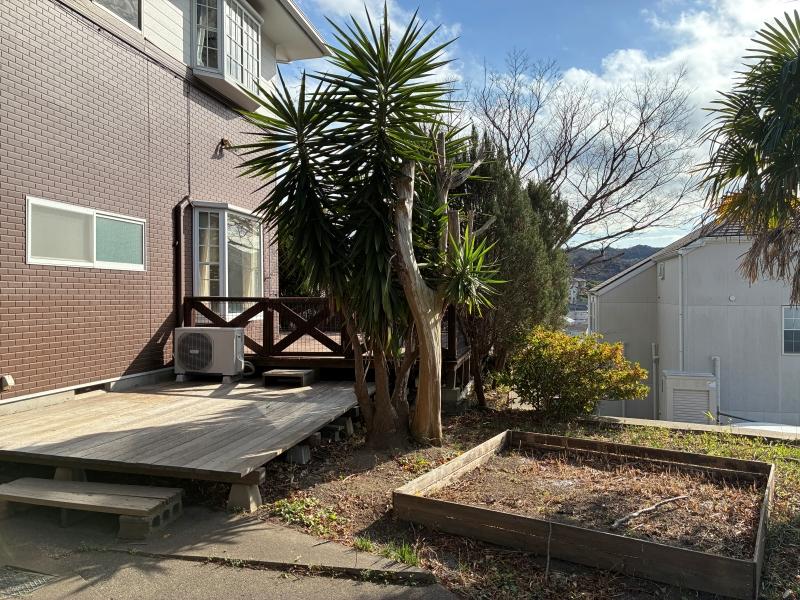 葉山町一色の賃貸物件/外部｜デッキの脇には家庭菜園用のスペースがあります