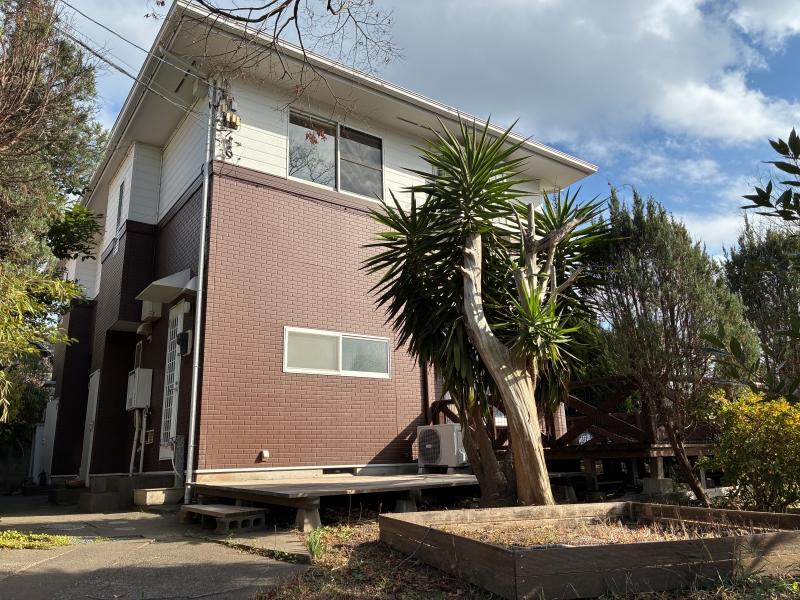 葉山町一色の賃貸物件/外観｜手前の木は温暖な気候ならではの樹種でしょうか