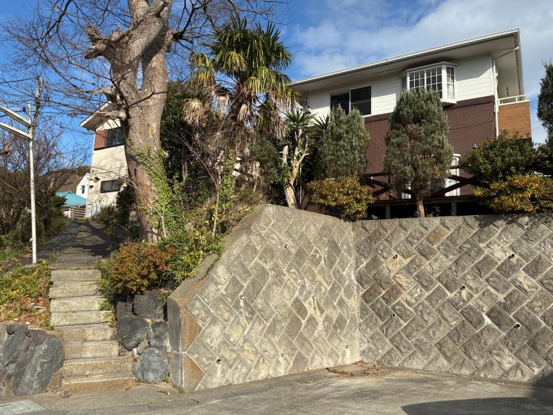 葉山町一色の賃貸物件/外観｜手前にある石段が建物へのアプローチ