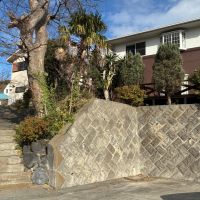 葉山町一色の賃貸物件/外観｜手前にある石段が建物へのアプローチ