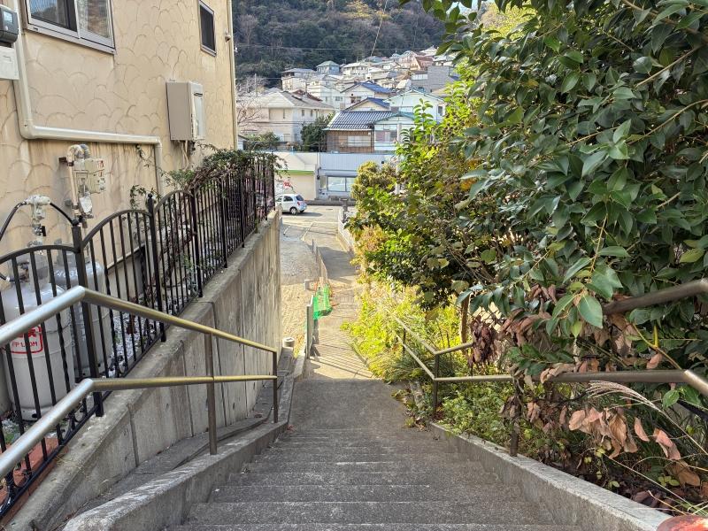 葉山町一色の賃貸物件/近隣｜ここを下りるとバス停へ。雰囲気のある抜け道です