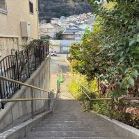 葉山町一色の賃貸物件/近隣｜ここを下りるとバス停へ。雰囲気のある抜け道です