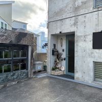 葉山町一色の賃貸物件/近隣｜熱帯魚を見たくなったらこちらへ。左側の水槽を覗くとグッピー等々います