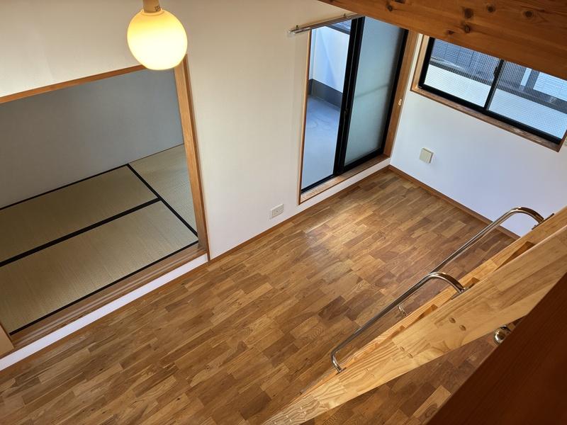 藤沢市本鵠沼二丁目の賃貸物件/ロフトからLDKを見たところ