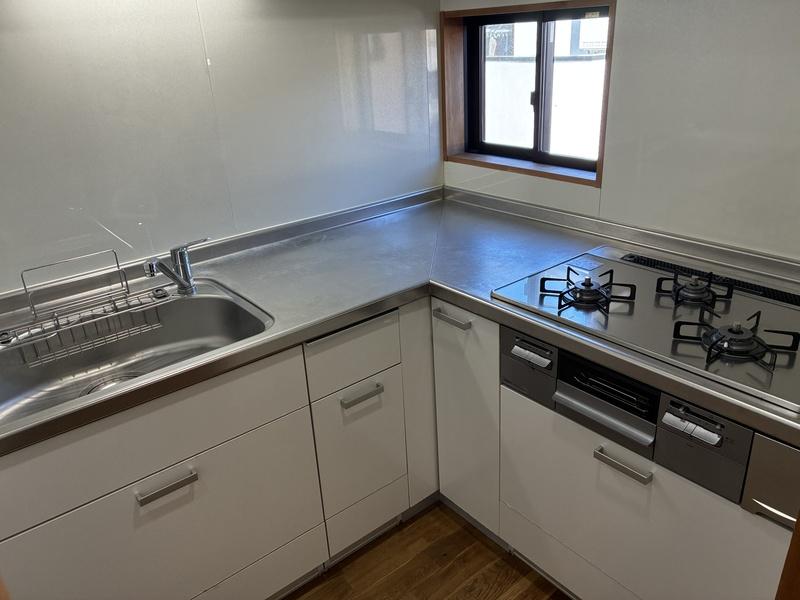 藤沢市本鵠沼二丁目の賃貸物件/キッチンはL字型で籠るイメージ。窓があります