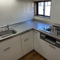 藤沢市本鵠沼二丁目の賃貸物件/キッチンはL字型で籠るイメージ。窓があります