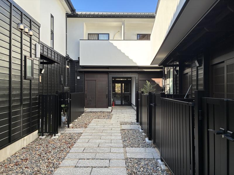 藤沢市本鵠沼二丁目の賃貸物件/コの字型の集合住宅です