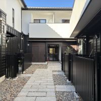 藤沢市本鵠沼二丁目の賃貸物件/コの字型の集合住宅です