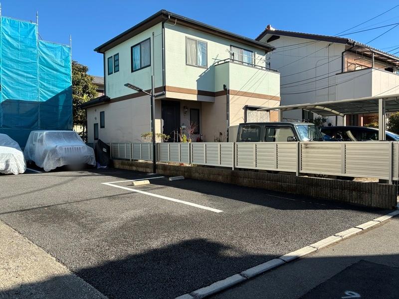 藤沢市本鵠沼二丁目の賃貸物件/敷地から道路を挟んだ場所にある駐車スペース（一番道路側です）