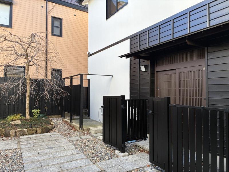 藤沢市本鵠沼二丁目の賃貸物件/玄関まわり。引戸で和の雰囲気を