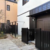 藤沢市本鵠沼二丁目の賃貸物件/玄関まわり。引戸で和の雰囲気を