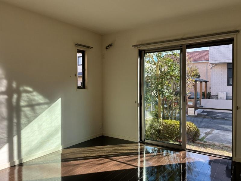 逗子市桜山七丁目の賃貸物件/1階南側洋室約8.7帖