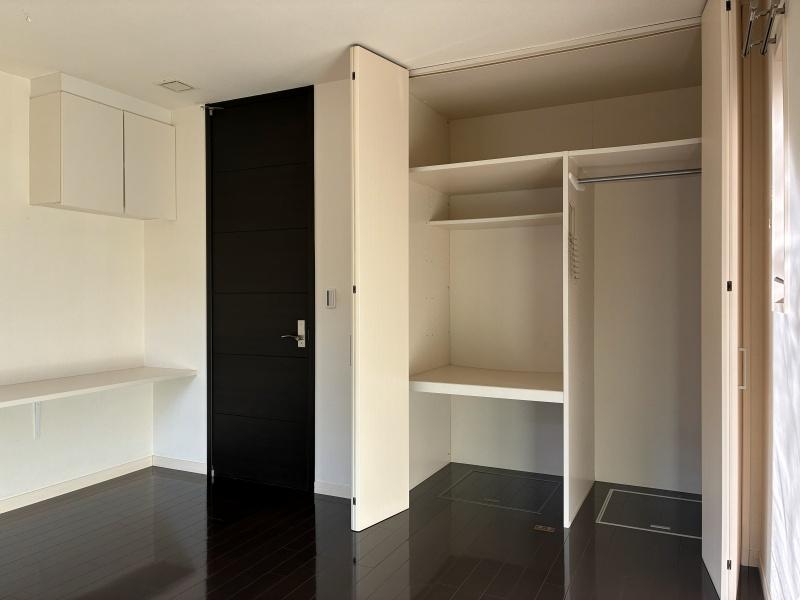 逗子市桜山七丁目の賃貸物件/洋室には大型のクローゼットが付きます。