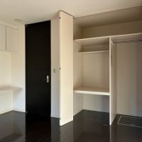 逗子市桜山七丁目の賃貸物件/洋室には大型のクローゼットが付きます。