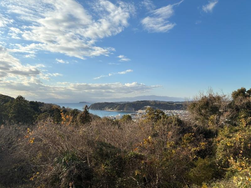 逗子市桜山七丁目の賃貸物件/家のすぐ傍からの眺望。奥に江の島が見えます。
