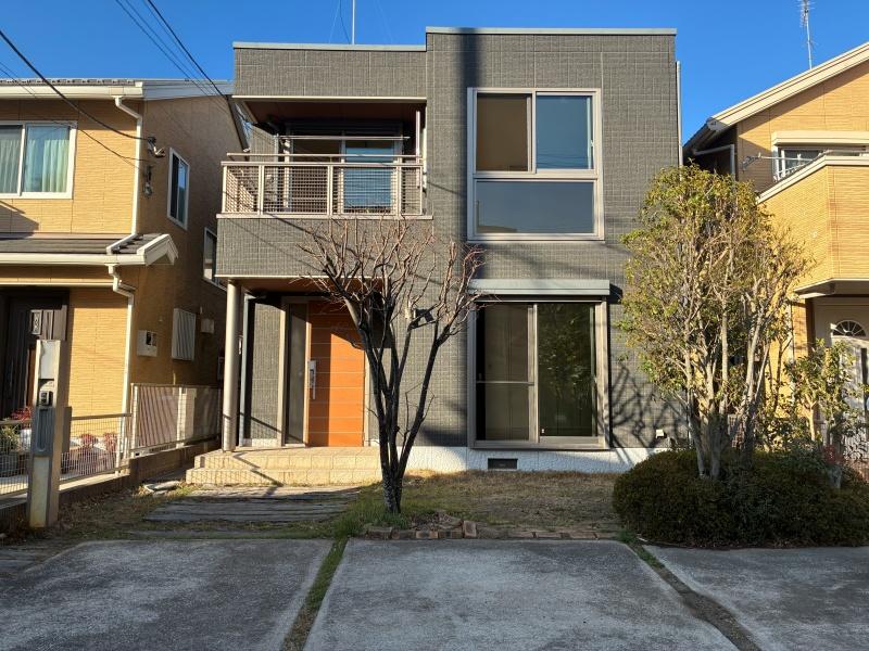 逗子市桜山七丁目の賃貸物件/植栽が春を待ちわびていますね。駐車場は2台停められるほどのスペースがあります。