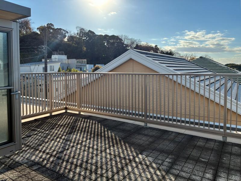 逗子市桜山七丁目の賃貸物件/3階へ上がるとルーフバルコニー。ゆったりくつろげるスペース。