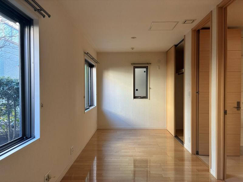 逗子市桜山七丁目の賃貸物件/2部屋に分けられるように扉が2つあります。