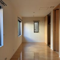 逗子市桜山七丁目の賃貸物件/2部屋に分けられるように扉が2つあります。