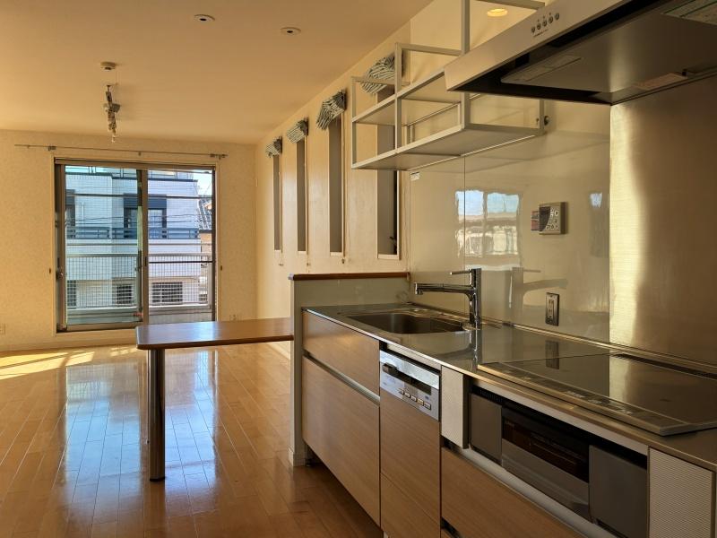 逗子市桜山七丁目の賃貸物件/キッチンは食洗器とIHクッキングヒーターが3口付いています。