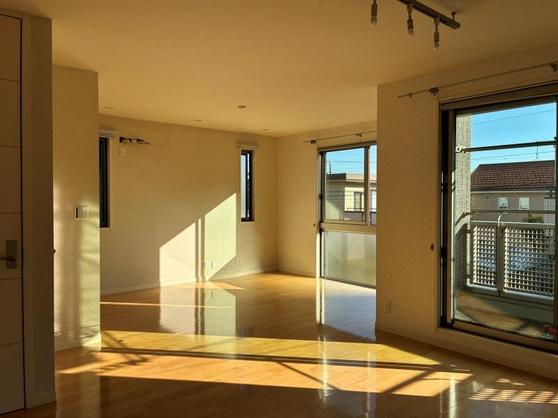 逗子市桜山七丁目の賃貸物件/柔らかい日が差し込む気持ちの良い空間。