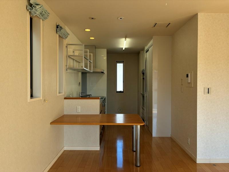 逗子市桜山七丁目の賃貸物件/キッチン前のカウンターは備え付けです。