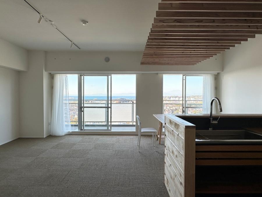 横須賀市武三丁目の売買物件/リビングダイニング｜窓の眺望に吸い込まれそうになります