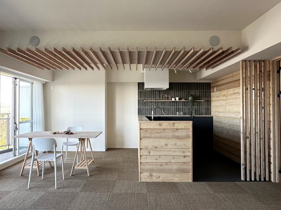 横須賀市武三丁目の売買物件/リビングダイニング｜天井のルーバーがダイニングとリビングを緩くゾーニングしています