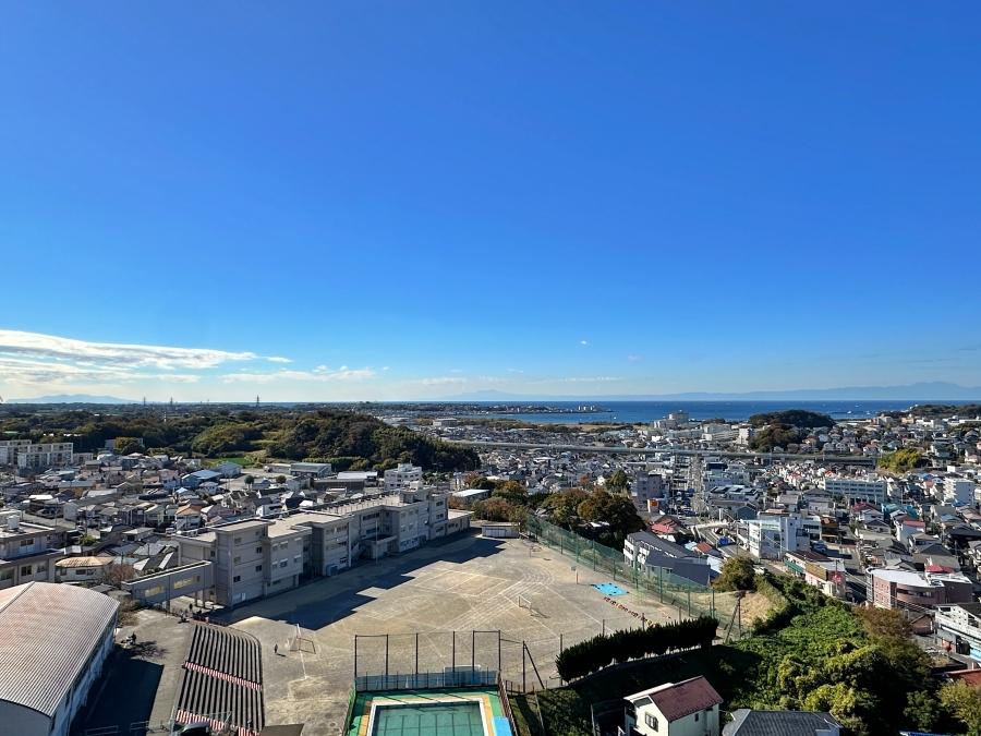 横須賀市武三丁目の売買物件/バルコニーからの眺望｜ソレイユの丘の観覧車と三浦半島の向こうにある伊豆大島まで