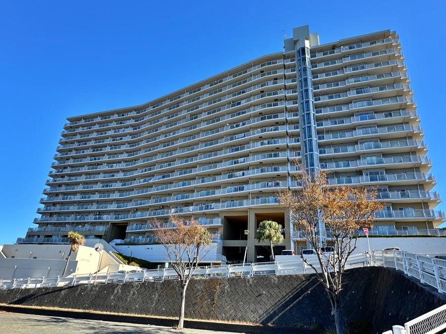 横須賀市武三丁目の売買物件/外観｜高台に建つ14階建のマンションは圧倒的な存在感があります