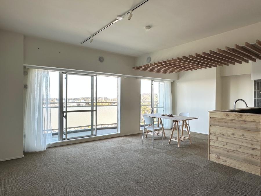 横須賀市武三丁目の売買物件/リビングダイニング｜天井と壁は白、床はサイザル麻。アクセントで壁に木材が貼ってあります