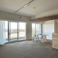 横須賀市武三丁目の売買物件/リビングダイニング｜天井と壁は白、床はサイザル麻。アクセントで壁に木材が貼ってあります