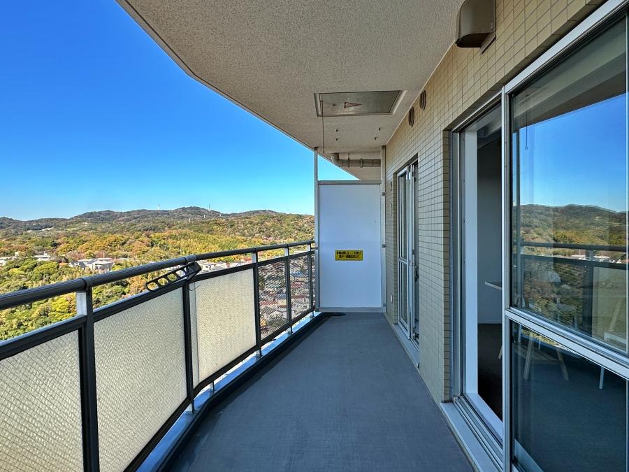 横須賀市武三丁目の売買物件/バルコニー｜幅もワイドでテーブルと椅子くらいは置けそうです