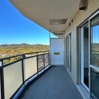 横須賀市武三丁目の売買物件/バルコニー｜幅もワイドでテーブルと椅子くらいは置けそうです