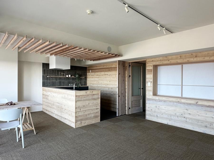 横須賀市武三丁目の売買物件/リビングダイニング｜木材を貼った壁は温かみがあります