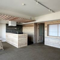 横須賀市武三丁目の売買物件/リビングダイニング｜木材を貼った壁は温かみがあります
