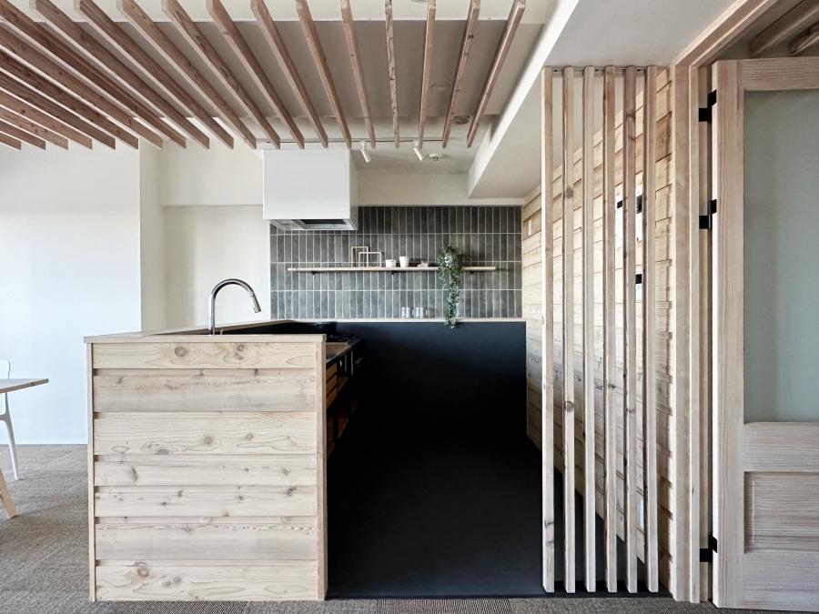 横須賀市武三丁目の売買物件/キッチン｜キッチンの側板が天板より少し高いので生活感を隠すことができます