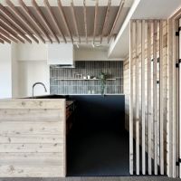 横須賀市武三丁目の売買物件/キッチン｜キッチンの側板が天板より少し高いので生活感を隠すことができます