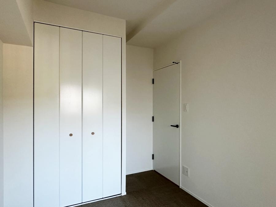横須賀市武三丁目の売買物件/洋室その2｜収納扉は金属製のツルンとした素材