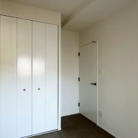 横須賀市武三丁目の売買物件/洋室その2｜収納扉は金属製のツルンとした素材