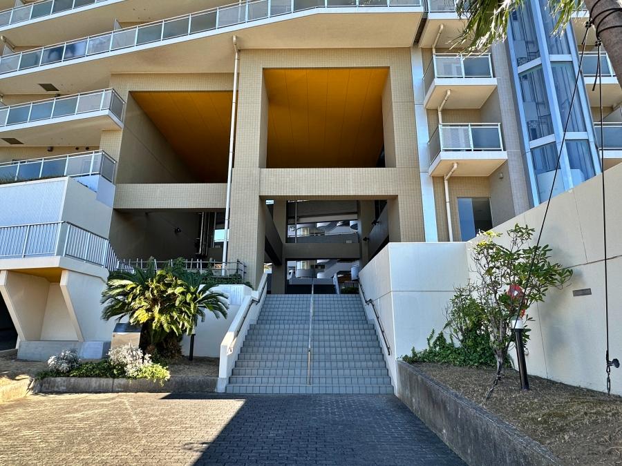 横須賀市武三丁目の売買物件/マンションエントランスの吹き抜け｜近づくと結構な迫力があります